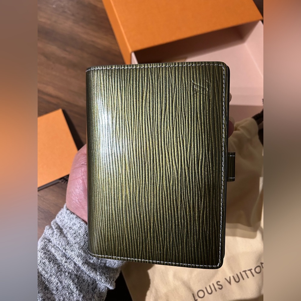 Gold-Green Louis Vuitton Epi Agenda with Pen, dust bag, and box - Picture 4 of 8